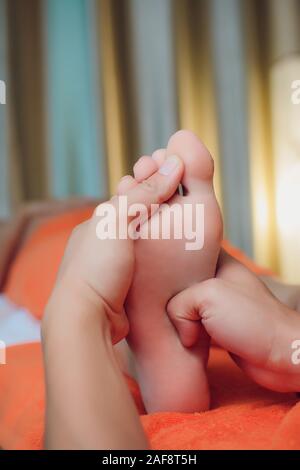 Fußreflexzonenmassage, Wellness Fußpflege close-up Stockfoto