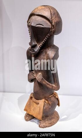 Afrikanische Kunst männliche Figur (mishi), Ende 1800 - Anfang 1900, Zentralafrika, Demokratische Republik Kongo, Pre-Bembe, Ende des 19. Anfang des 20. Jahrhunderts Stockfoto