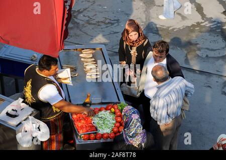 Gebratener Fisch Verkäufer in der Nähe der Galata-Brücke. Eminönü, Istanbul. Türkei Stockfoto