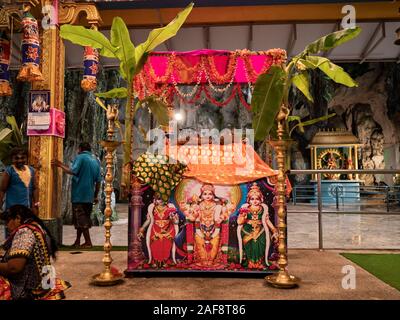 Batu Höhlen, Malaysia - November 2019: Asiatische antiken Tempel Menschen beten und religiöse Symbole Stockfoto