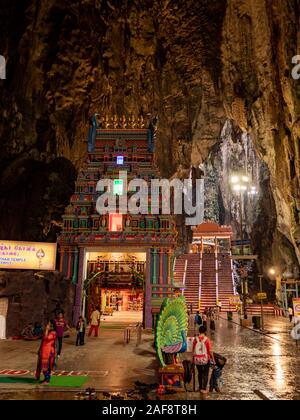 Batu Höhlen, Malaysia - November 2019: Touristen und Höhlen Gebete in Batu Long Shot Stockfoto