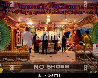 Batu Höhlen, Malaysia - November 2019: Asiatische Gebet im Tempel adytum sind Anbetung Stockfoto