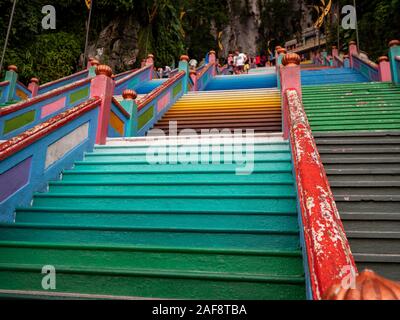 Batu Höhlen, Malaysia - November 2019: Treppen bunte Batu Höhlen in Malaysia Menschen sind zu Fuß Stockfoto