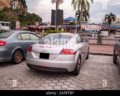 Batu Höhlen, Malaysia - November 2019: Parkplatz in Batu Höhlen alte Tempel Tageslicht Stockfoto