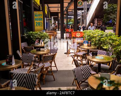 Genting, Malaysia - November 2019: Sidewalk Cafe lange Schuß in das natürliche Tageslicht asiatischen malaysischen Highlands Stockfoto