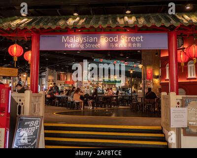 Genting, Malaysia - November 2019: malaysischen lokalen Street Restaurant Eingang Schritte Menschen essen Stockfoto