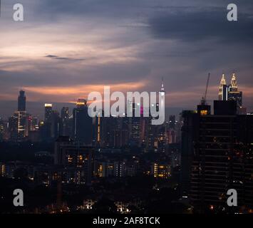 Long Shot über Ansicht der Genting Highland Stadt in Malaysia bei Nacht Stockfoto