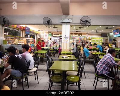 Kuala Lumpur, Malaysia - November 2019: Die Menschen essen im lokalen Restaurant in Malaysia Food Court Stockfoto