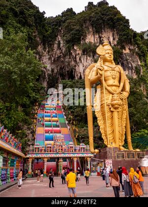 Batu Höhlen, Malaysia - November 2019: Alte Tempel Höhlen goldene Statue in asiatischen Land Stockfoto