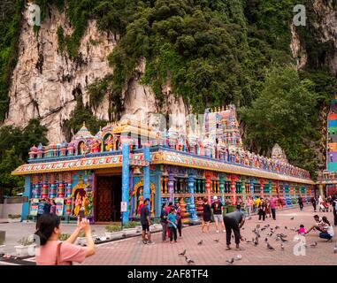 Batu Höhlen, Malaysia - November 2019: Antike Tempel und Höhlen Touristen Menschen und Taube um Stockfoto