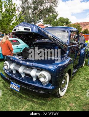 Ein restauriertes Tock 1952 Ford F1 Pickup Truck in der Moabiter April Aktion Auto Show in Moab, Utah. Stockfoto