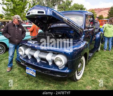 Ein restauriertes Tock 1952 Ford F1 Pickup Truck in der Moabiter April Aktion Auto Show in Moab, Utah. Stockfoto