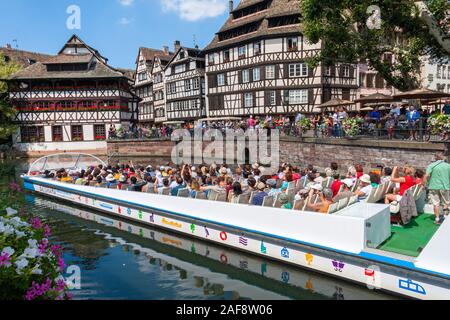 Straßburg, Frankreich - August 10,2012: Petite France und Canal, UNESCO-Weltkulturerbe. Mit dem Boot können Sie eine Tour durch die Kanäle der histo nehmen können Stockfoto