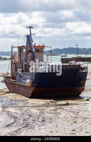 ILE DE BREHAT, Frankreich - 13. AUGUST 1214: Einige Boote liegen auf dem Sand bei Ebbe. In der Bretagne (Frankreich) die Flut kann mehrere Meter erreichen. Stockfoto