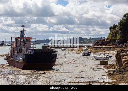 ILE DE BREHAT, Frankreich - 13. AUGUST 1214: Einige Boote liegen auf dem Sand bei Ebbe. In der Bretagne (Frankreich) die Flut kann mehrere Meter erreichen. Stockfoto