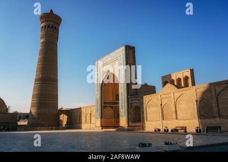 Ansicht der islamischen religiösen Komplex von Poi Kalan um das kalan Minarett in Buchara, Usbekistan bei Sonnenaufgang Stockfoto