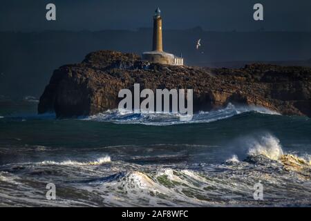 Mouro Island Lighthouse. Große Wellen und Sturm - Stockfoto