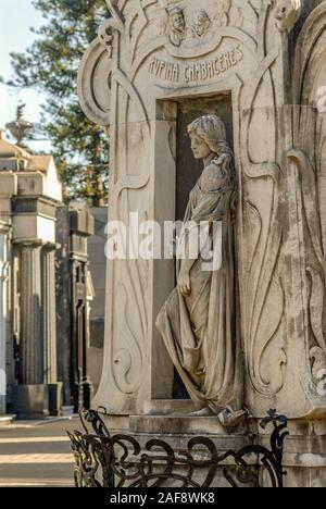 Alte Grabsteine an der Cementario de la Recoleta in Buenos Aires, Argentinien Stockfoto