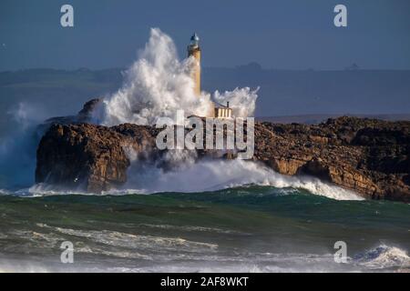 Mouro Island Lighthouse. Große Wellen und Sturm - Stockfoto