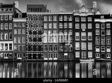 Schwarz-weiß Foto von Gebäuden mit einem Grad 10 ND-Filter in Amsterdam Stockfoto