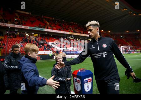 Von Charlton Athletic Lyle Taylor schüttelt Hände mit ballboys vor der Sky Bet Championship match Im Valley, London. Stockfoto