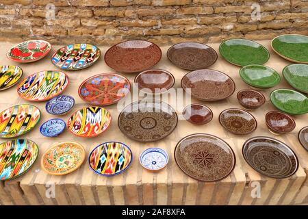 Dekorative Keramik Platten mit traditionellen Usbekistan Ornament auf Street Market in Zentralasien Seidenstraße Stockfoto