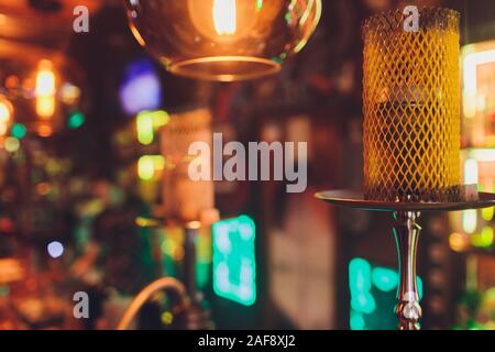 Eine ganze Shisha ist auf dem Tisch im Restaurant, Rauch, golden Mine, dunkles Holz, Club, Hookah, in der Lounge Bar rest Stockfoto