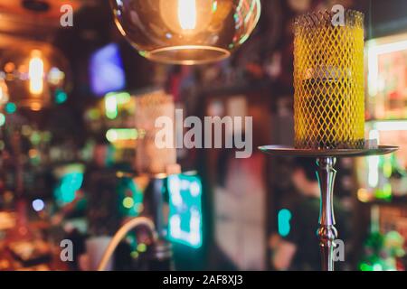 Eine ganze Shisha ist auf dem Tisch im Restaurant, Rauch, golden Mine, dunkles Holz, Club, Hookah, in der Lounge Bar rest Stockfoto