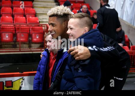 Von Charlton Athletic Lyle Taylor shakes wirft mit jungen Fans vor der Sky Bet Championship match Im Valley, London. Stockfoto