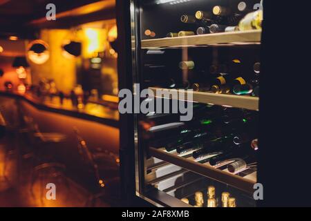Speichern von Flaschen Wein in einem Kühlschrank. Alkoholische Karte im Restaurant. Kühlung und die Erhaltung der Wein Stockfoto