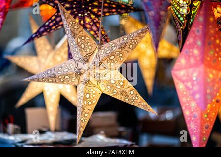 Weihnachten Papiersterne zum Verkauf am Markt an der Badewanne Weihnachtsmarkt, Badewanne, Somerset, UK am 13. Dezember 2019 Abschaltdruck Stockfoto