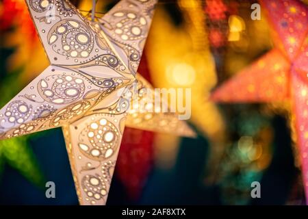 Weihnachten Papiersterne zum Verkauf am Markt an der Badewanne Weihnachtsmarkt, Badewanne, Somerset, UK am 13. Dezember 2019 Abschaltdruck Stockfoto