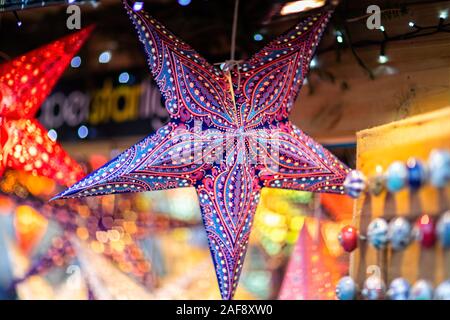 Weihnachten Papiersterne zum Verkauf am Markt an der Badewanne Weihnachtsmarkt, Badewanne, Somerset, UK am 13. Dezember 2019 Abschaltdruck Stockfoto