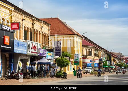 Französisch-kolonialen Gebäuden auf Straße Nummer eins neben dem Sangker River in Battambang, Kambodscha Stockfoto