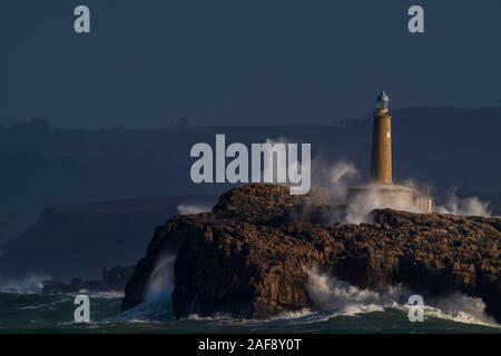 Mouro Island Lighthouse. Große Wellen und Sturm - Stockfoto