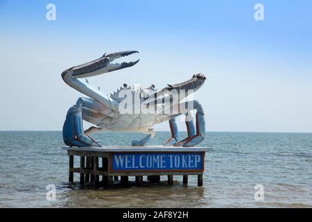 Das "Welcome to Kep"-Denkmal - eine Schwimmkrabbe, neben dem Kep Crab Market, Kambodscha Stockfoto