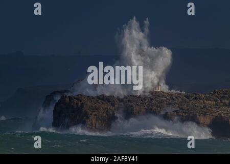 Mouro Island Lighthouse. Große Wellen und Sturm - Stockfoto