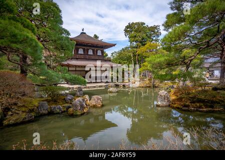 Kyoto, Japan - 25. März 2017: Tempel der Silbernen Pavillon - Ginkaku-Ji und einem Teich, auf einem sonnigen Frühling Morgen ohne Menschen Stockfoto