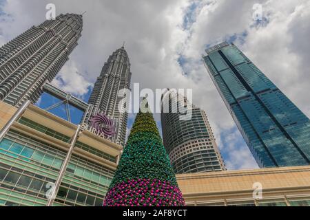 Weihnachten Baum außerhalb Suria Shopping Mall, Kuala Lumpur City Centre (KLCC), Malaysia, November 2019 Stockfoto