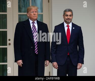 Washington DC, USA. 13 Dez, 2019. Präsidenten der Vereinigten Staaten Donald J. Trumpf und Mario Abdo Benítez, Präsident der Republik Paraguay, für ein Foto vor dem Eintritt in das Oval Office im Weißen Haus in Washington DC, USA, am Freitag, dem 13. Dezember 2019. Credit: Stefani Reynolds/CNP | Verwendung der weltweiten Kredit: dpa/Alamy leben Nachrichten Stockfoto