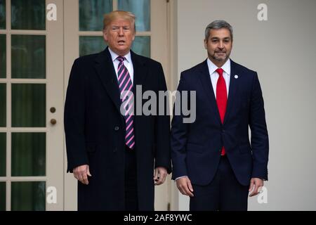 Washington DC, USA. 13 Dez, 2019. Präsidenten der Vereinigten Staaten Donald J. Trumpf und Mario Abdo Benítez, Präsident der Republik Paraguay, für ein Foto vor dem Eintritt in das Oval Office im Weißen Haus in Washington DC, USA, am Freitag, dem 13. Dezember 2019. Credit: Stefani Reynolds/CNP | Verwendung der weltweiten Kredit: dpa/Alamy leben Nachrichten Stockfoto
