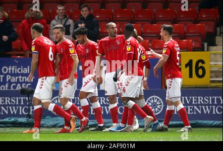 Von Charlton Athletic Darren Pratley (Mitte) feiert zählenden erste Ziel seiner Seite des Spiels mit Teamkollegen während der Sky Bet Championship match Im Valley, London. Stockfoto