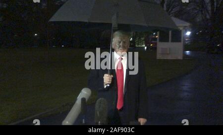 Washington DC, USA. 13 Dez, 2019. Präsident DONALD TRUMP spricht mit der Presse vor dem Abflug auf die Marine für einen maga Rallye in Hershey, PA. Im Nieselregen, verurteilte er Demokraten und ihre Heranziehung zur drücken. Er kündigte auch die große Wirtschaft. Quelle: Douglas Christian/ZUMA Draht/Alamy leben Nachrichten Stockfoto