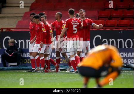 Von Charlton Athletic Darren Pratley (Mitte) feiert zählenden erste Ziel seiner Seite des Spiels mit Teamkollegen während der Sky Bet Championship match Im Valley, London. Stockfoto