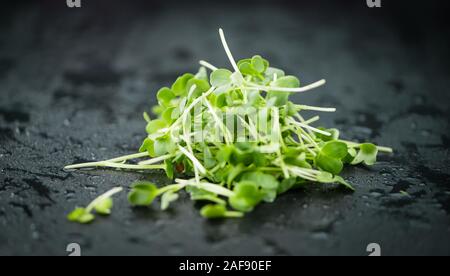 Teil der Ackerschmalwand als detaillierte Nahaufnahme auf einem Schiefer Tafel (selektive Fokus) Stockfoto