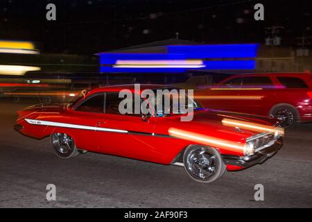 Eine restaurierte 1961 Chevrolet Impala Kreuzfahrt in der Moabiter April Aktion Auto Show in Moab, Utah. Stockfoto