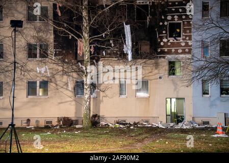 Blankenburg, Deutschland. 13 Dez, 2019. Nach der Explosion in einem Wohnhaus, Kleidung hängen in einem Baum. Die Druckwelle zerstört viele Fenster. Nach Angaben der Polizei wurde ein 78-jähriger Mann ums Leben gekommen, und mehrere Personen wurden schwer verletzt. Credit: Mattis Kaminer/Alamy leben Nachrichten Stockfoto