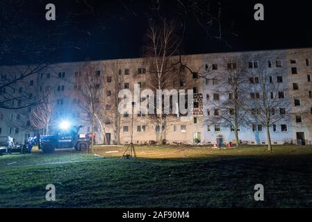 Blankenburg, Deutschland. 13 Dez, 2019. Die Mitarbeiter der Technischen Hilfswerk (THW) Arbeiten auch während der Nacht in dem Gebäude, in dem eine Explosion am Freitag morgen aufgetreten. Das THW will die Decken des Hauses mit speziellen Holzbalken in der Nacht zu unterstützen. Strukturelle Ingenieure hatten zuvor entdeckt, dass mehrere Betonplatten im Haus durch die Kraft der Explosion verlagert hatte. Ein 78-jähriger Mann in den frühen Freitag Morgen Explosion starb und mehrere Personen wurden verletzt, einige von ihnen schwer. Credit: Mattis Kaminer/Alamy leben Nachrichten Stockfoto