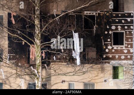 Blankenburg, Deutschland. 13 Dez, 2019. Nach der Explosion in einem Wohnhaus, Kleidung hängen in einem Baum. Die Druckwelle zerstört viele Fenster. Nach Angaben der Polizei wurde ein 78-jähriger Mann ums Leben gekommen, und mehrere Personen wurden schwer verletzt. Credit: Mattis Kaminer/Alamy leben Nachrichten Stockfoto