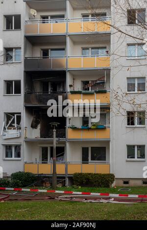 Blankenburg, Deutschland. 13 Dez, 2019. Balkone eines Mehrfamilienhauses in Blankenburg im Harz nach einer Explosion sind mit Ruß geschwärzt. Ein 78-jähriger Mann ums Leben gekommen, mindestens 11 weitere Menschen wurden verletzt. Credit: Mattis Kaminer/Alamy leben Nachrichten Stockfoto